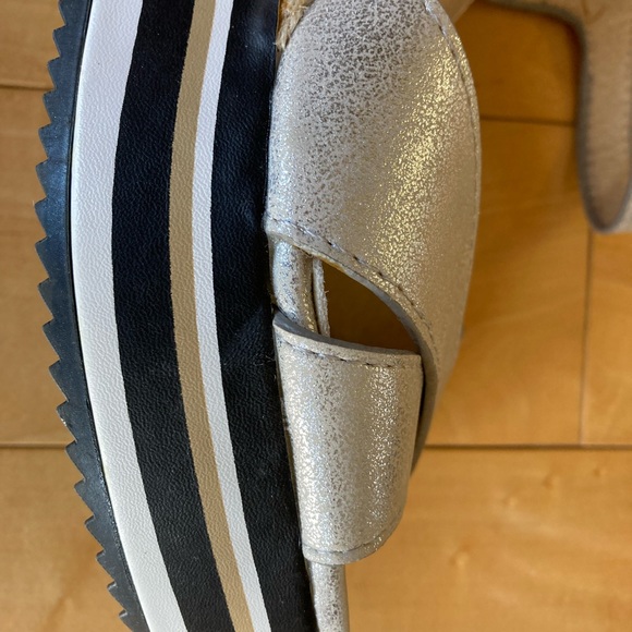 Refresh silver sandals size 6 - Picture 3 of 5